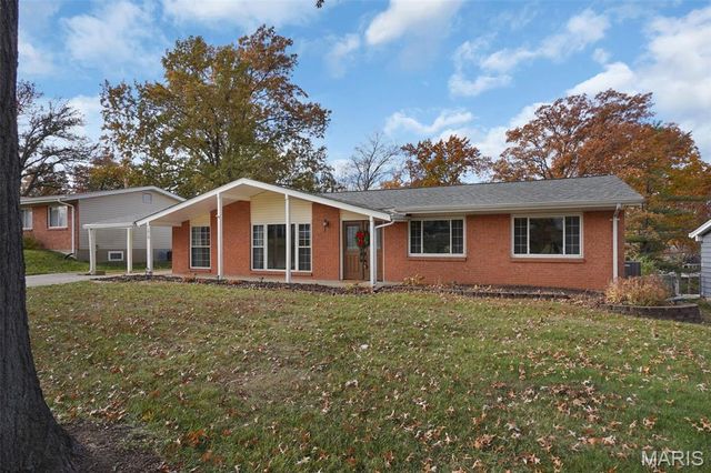 1019 Orchard Lakes Drive, Creve Coeur, MO 63146