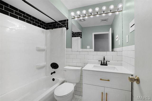 1019 Orchard Lakes Drive, Creve Coeur, MO 63146