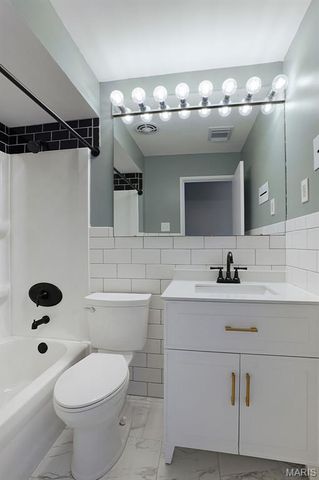 1019 Orchard Lakes Drive, Creve Coeur, MO 63146