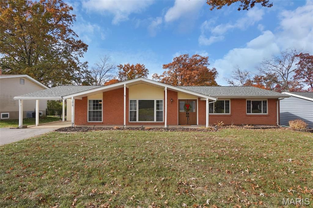 1019 Orchard Lakes Drive, Creve Coeur, MO 63146