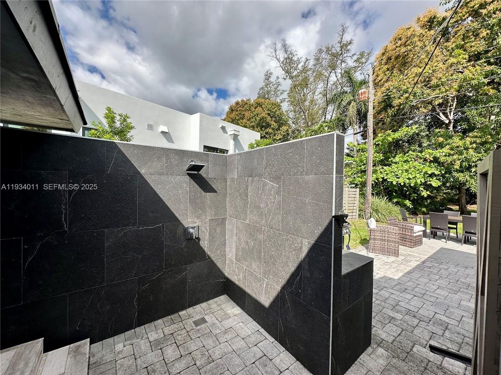 Image 11 of property listing at 513 NW 30th St, Wilton Manors, FL 33311