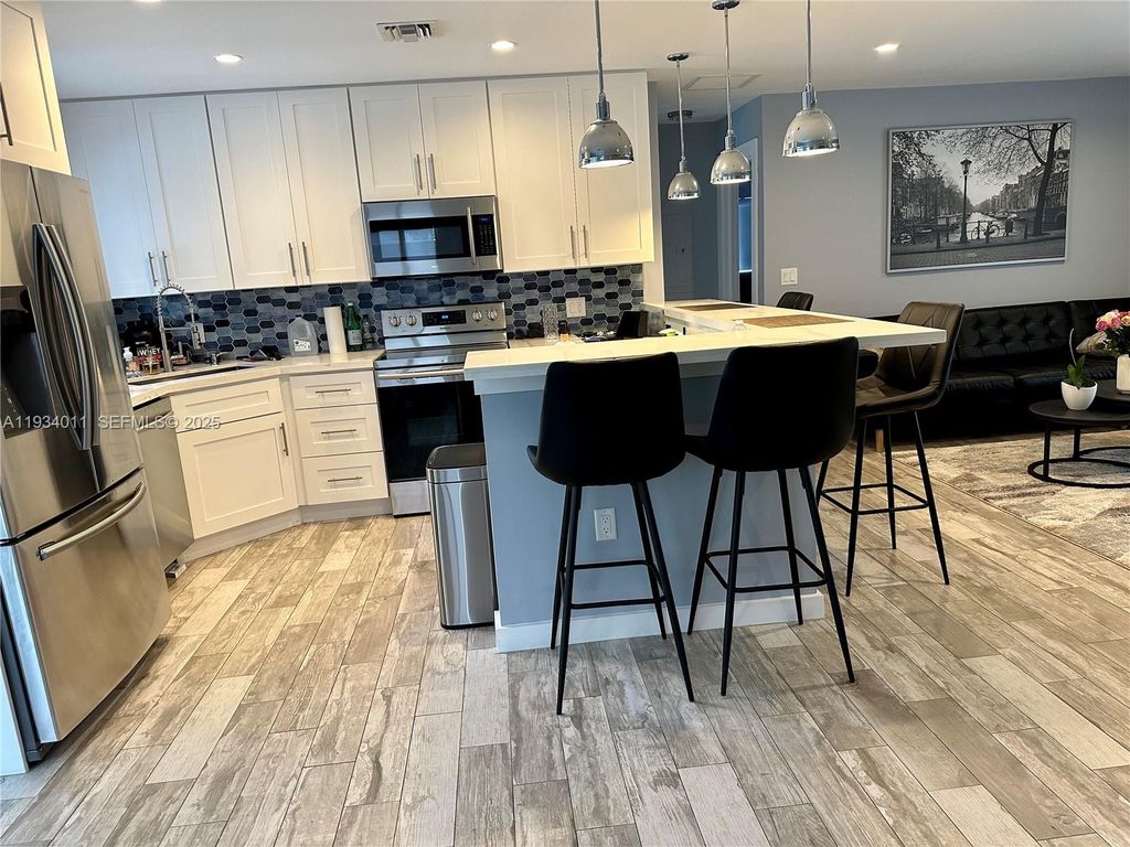 Image 18 of property listing at 513 NW 30th St, Wilton Manors, FL 33311