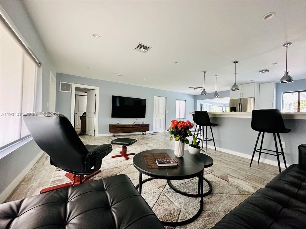 Image 24 of property listing at 513 NW 30th St, Wilton Manors, FL 33311