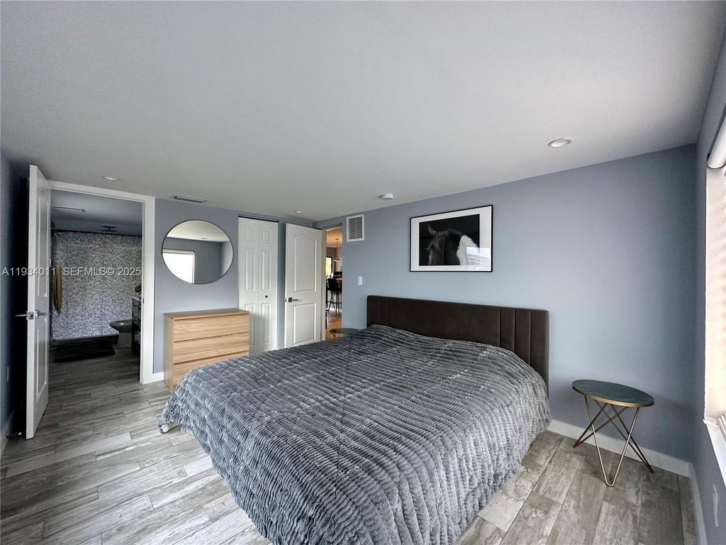 Image 28 of property listing at 513 NW 30th St, Wilton Manors, FL 33311