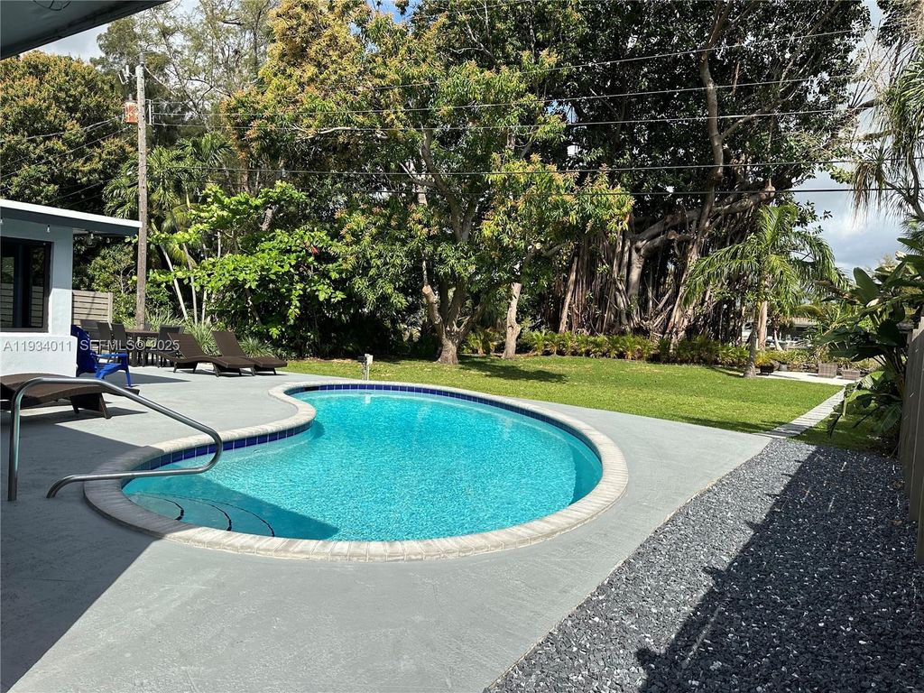 Image 5 of property listing at 513 NW 30th St, Wilton Manors, FL 33311