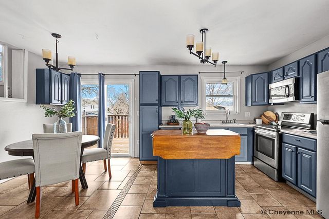 900 PHOENIX DR, Cheyenne, WY 82001