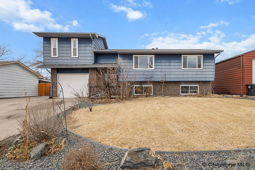 900 PHOENIX DR, Cheyenne, WY 82001