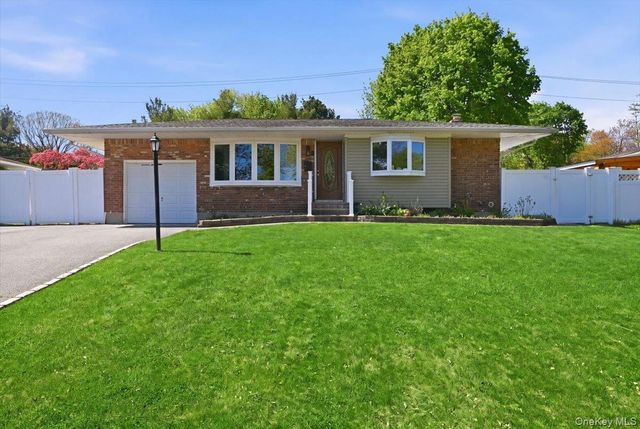 9 Copperbeech Road, Saint James, NY 11780