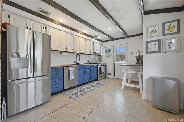 9 Copperbeech Road, Saint James, NY 11780