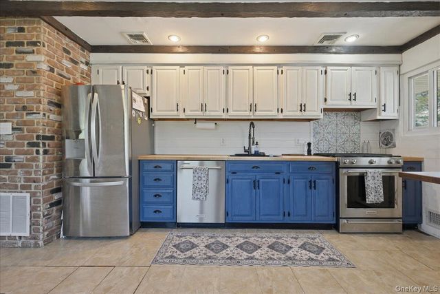 9 Copperbeech Road, Saint James, NY 11780