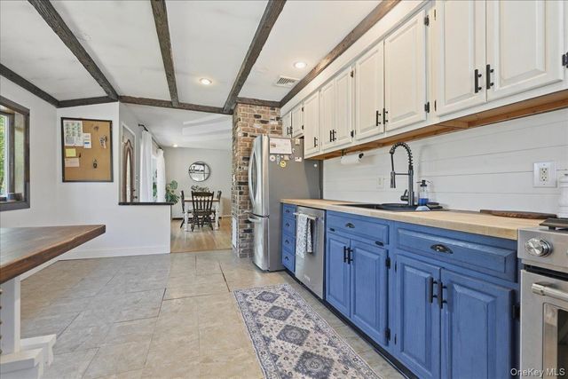 9 Copperbeech Road, Saint James, NY 11780