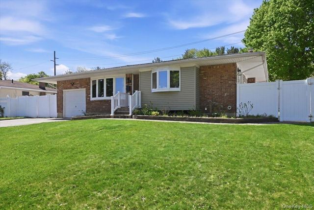 9 Copperbeech Road, Saint James, NY 11780