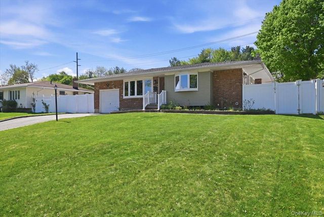 9 Copperbeech Road, Saint James, NY 11780