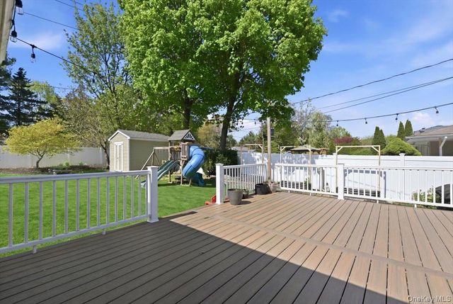 9 Copperbeech Road, Saint James, NY 11780