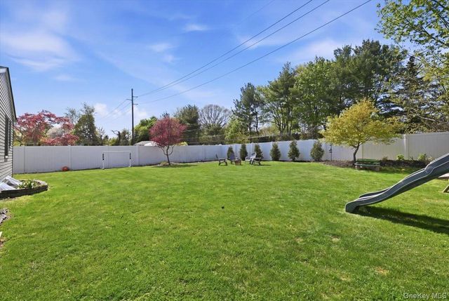 9 Copperbeech Road, Saint James, NY 11780