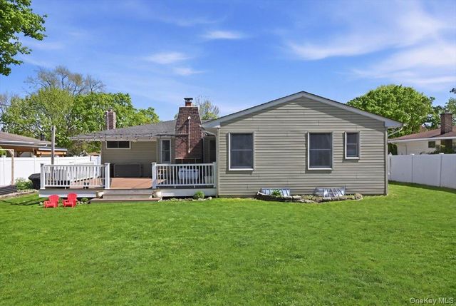 9 Copperbeech Road, Saint James, NY 11780