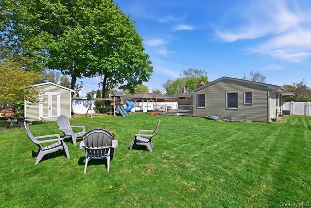 9 Copperbeech Road, Saint James, NY 11780