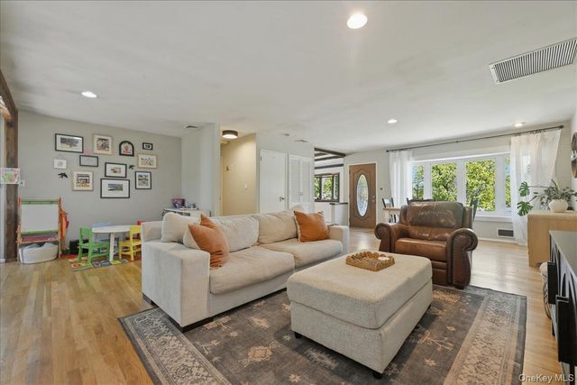 9 Copperbeech Road, Saint James, NY 11780