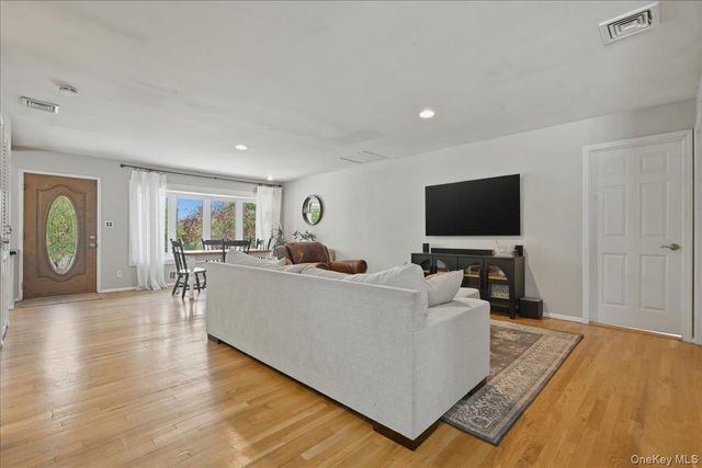 9 Copperbeech Road, Saint James, NY 11780