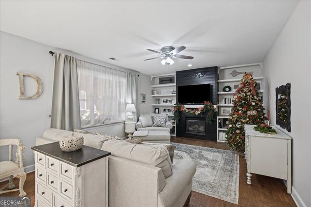 211 Woodview Lane, Woodstock, GA 30188