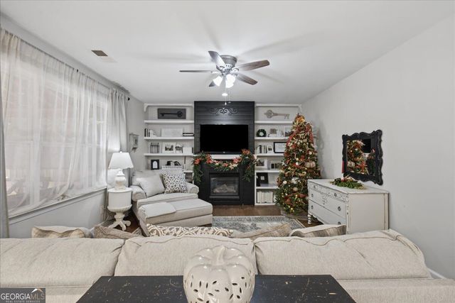 211 Woodview Lane, Woodstock, GA 30188