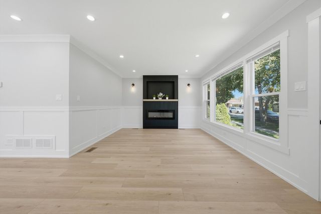 10422 S Green Bay Avenue, Chicago, IL 60617