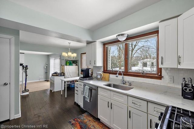 2482 Brenthaven Drive, Bloomfield Village, MI 48304