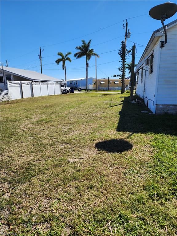 3868 Coconut DR, ST. JAMES CITY, FL 33956 — photo 4