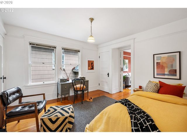 2106 Se MAIN St, Portland, OR 97214