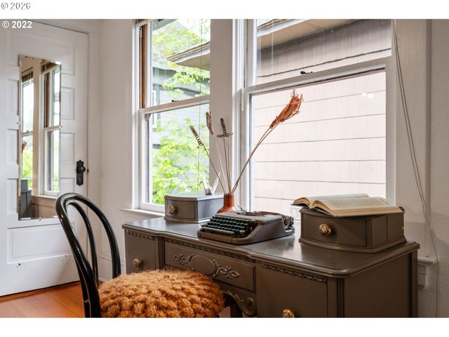 2106 Se MAIN St, Portland, OR 97214