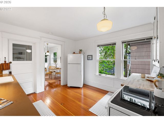 2106 Se MAIN St, Portland, OR 97214