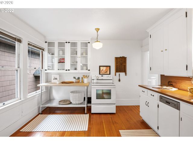 2106 Se MAIN St, Portland, OR 97214