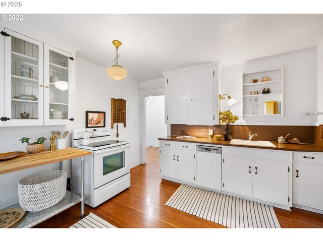 2106 Se MAIN St, Portland, OR 97214