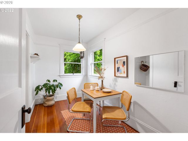 2106 Se MAIN St, Portland, OR 97214