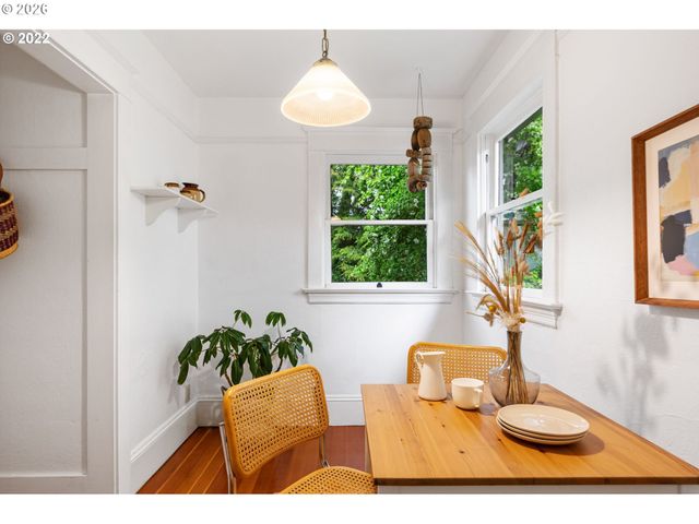 2106 Se MAIN St, Portland, OR 97214