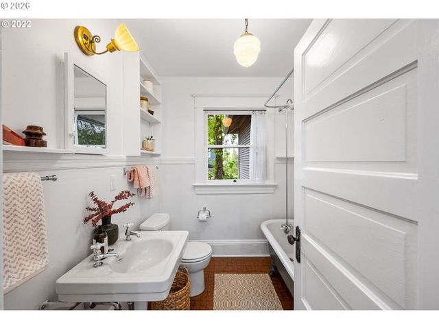 2106 Se MAIN St, Portland, OR 97214