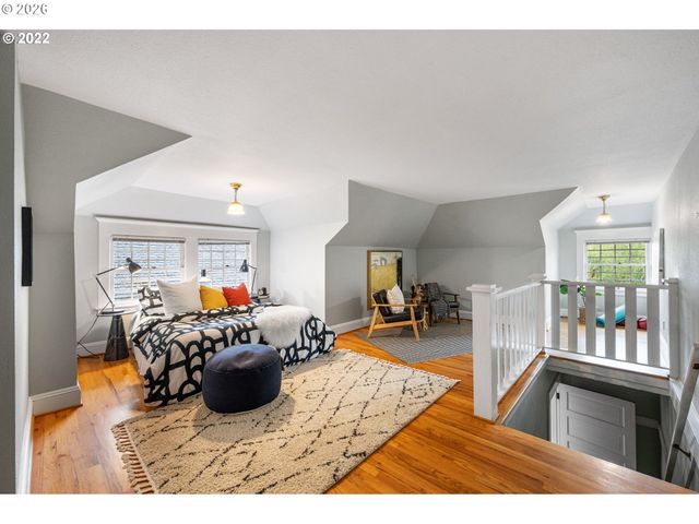 2106 Se MAIN St, Portland, OR 97214