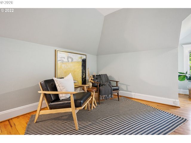 2106 Se MAIN St, Portland, OR 97214