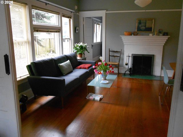 2106 Se MAIN St, Portland, OR 97214