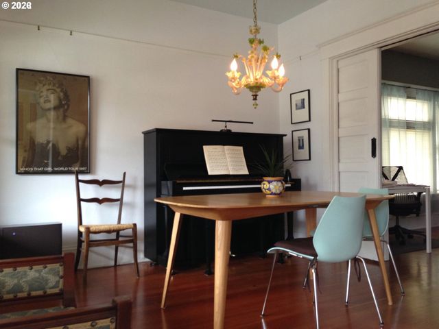 2106 Se MAIN St, Portland, OR 97214