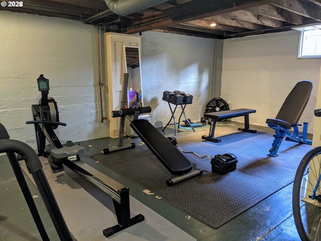 2106 Se MAIN St, Portland, OR 97214