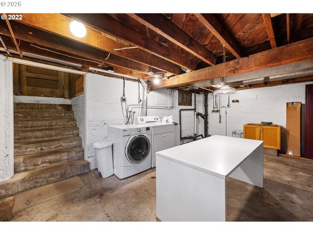 2106 Se MAIN St, Portland, OR 97214