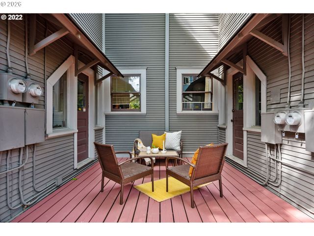 2106 Se MAIN St, Portland, OR 97214