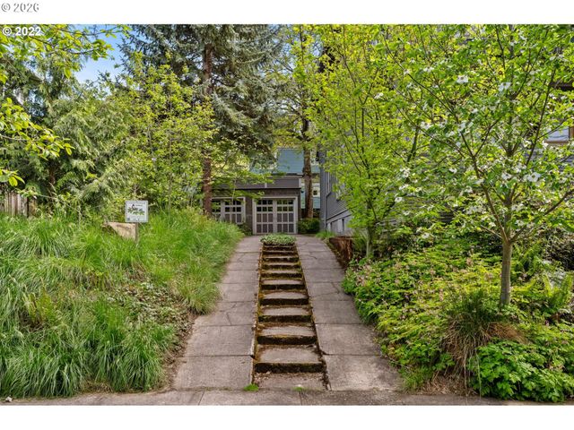 2106 Se MAIN St, Portland, OR 97214