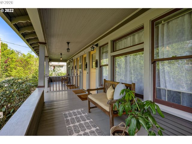 2106 Se MAIN St, Portland, OR 97214