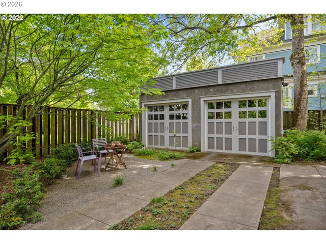 2106 Se MAIN St, Portland, OR 97214