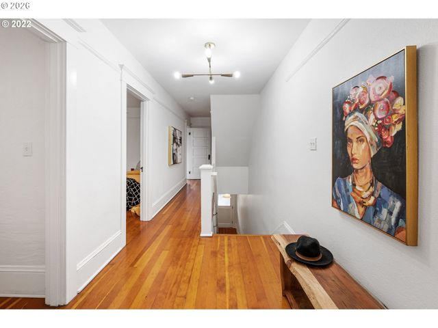 2106 Se MAIN St, Portland, OR 97214