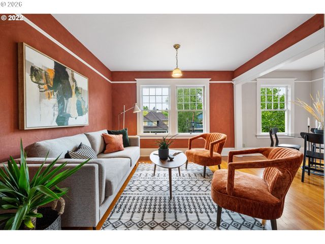 2106 Se MAIN St, Portland, OR 97214