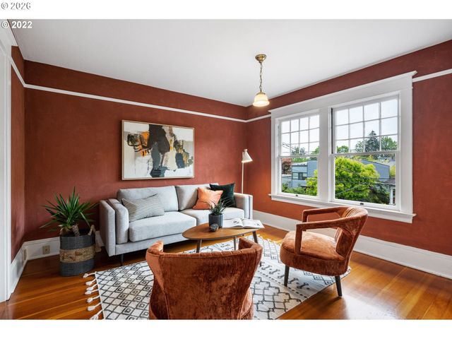 2106 Se MAIN St, Portland, OR 97214