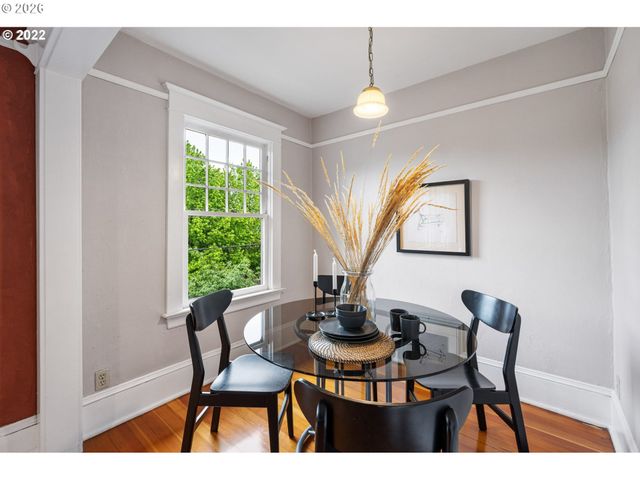 2106 Se MAIN St, Portland, OR 97214